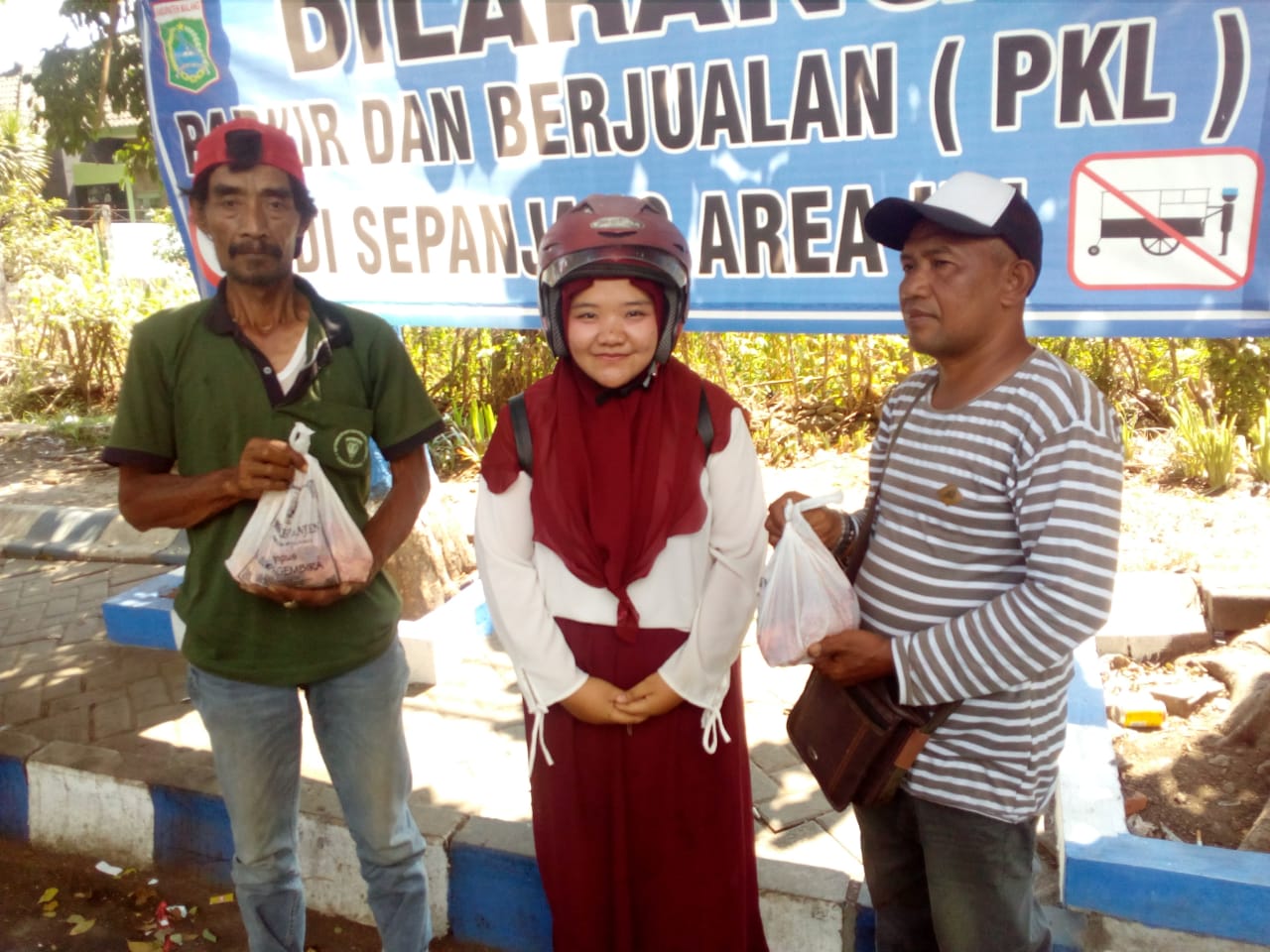 Distribusi daging kurban oleh mahasiswa STIKes Kepanjen (3)